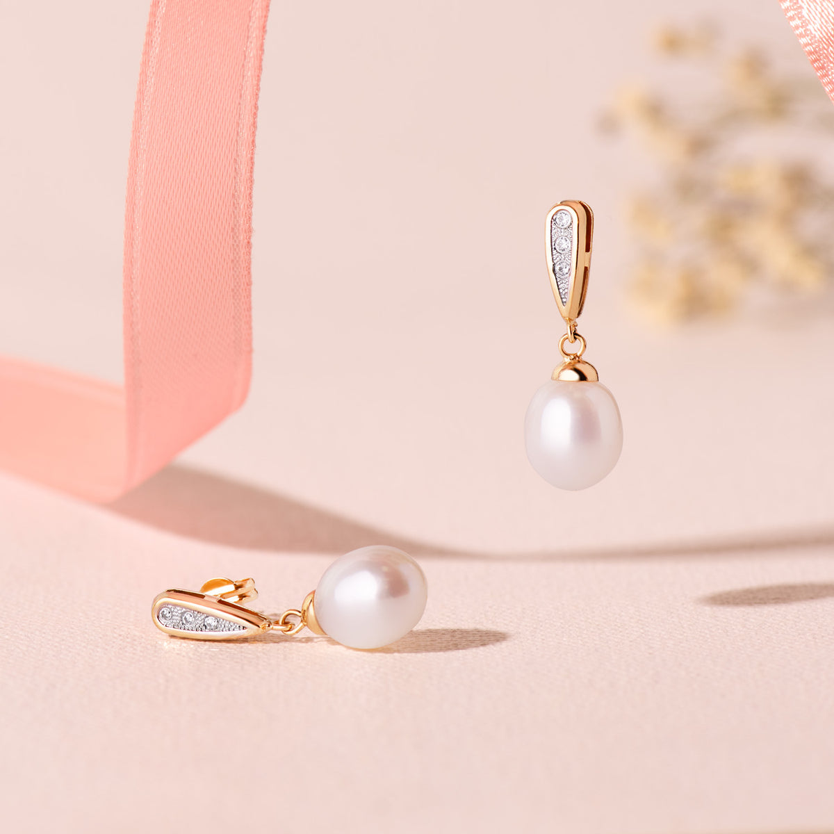 Bridal pearl earrings: 18 kt yellow gold – 21351A