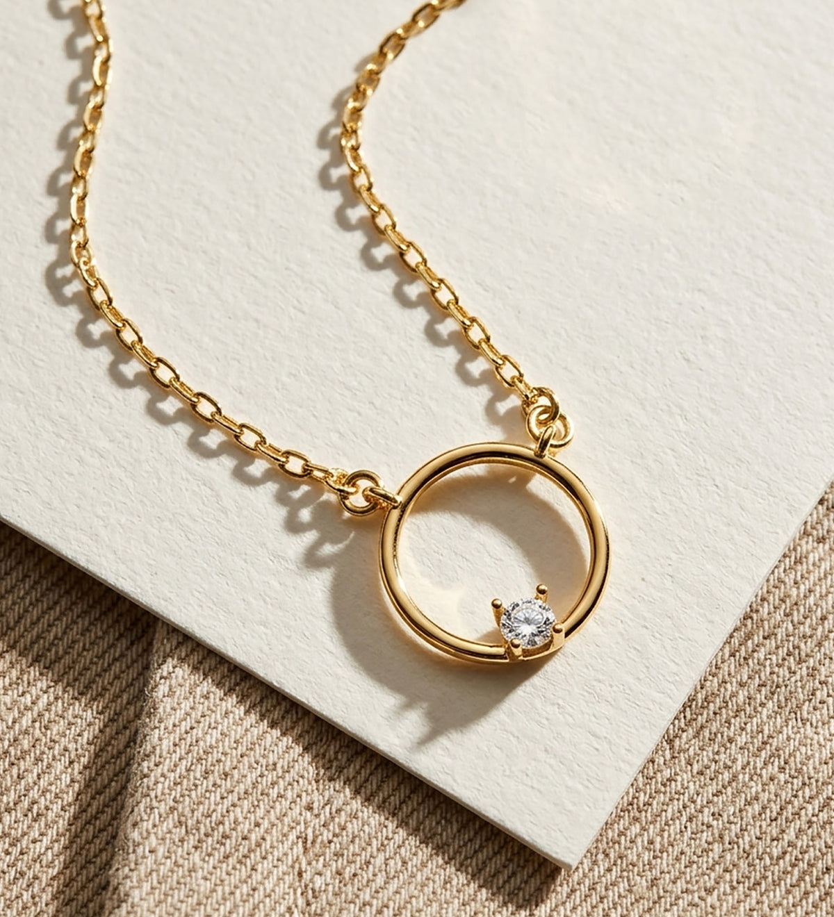 Circle necklace: 18 kt yellow gold
