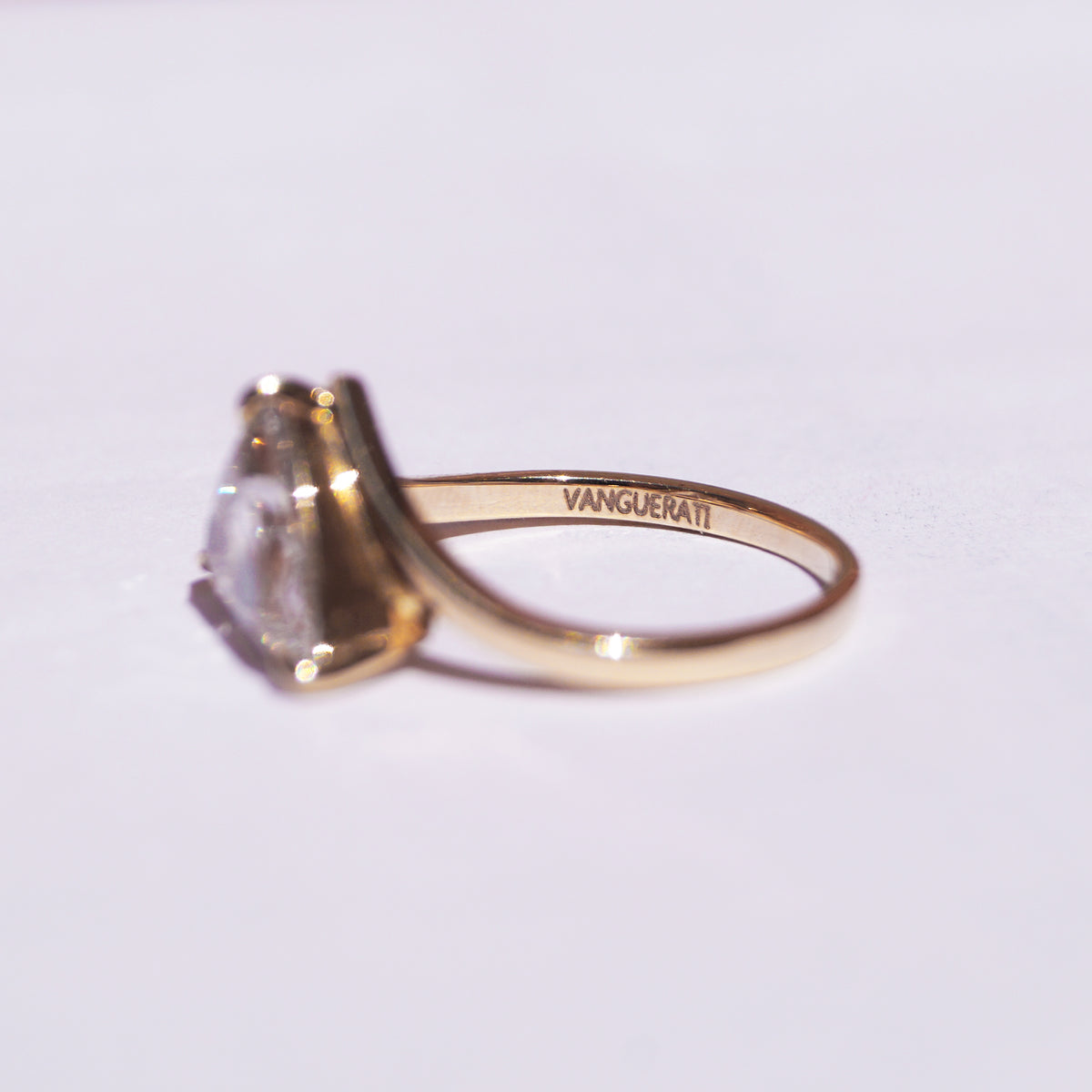 Victoria ring: yellow gold with 2ct diamond – Victoria