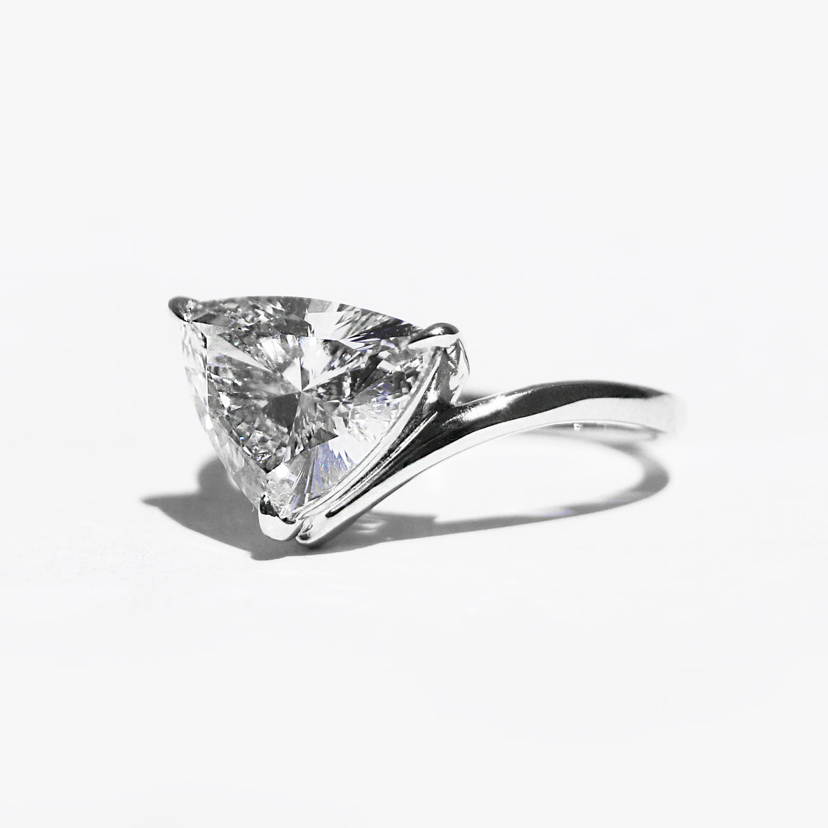 Victoria ring: white gold with 2ct diamond – Victoria White