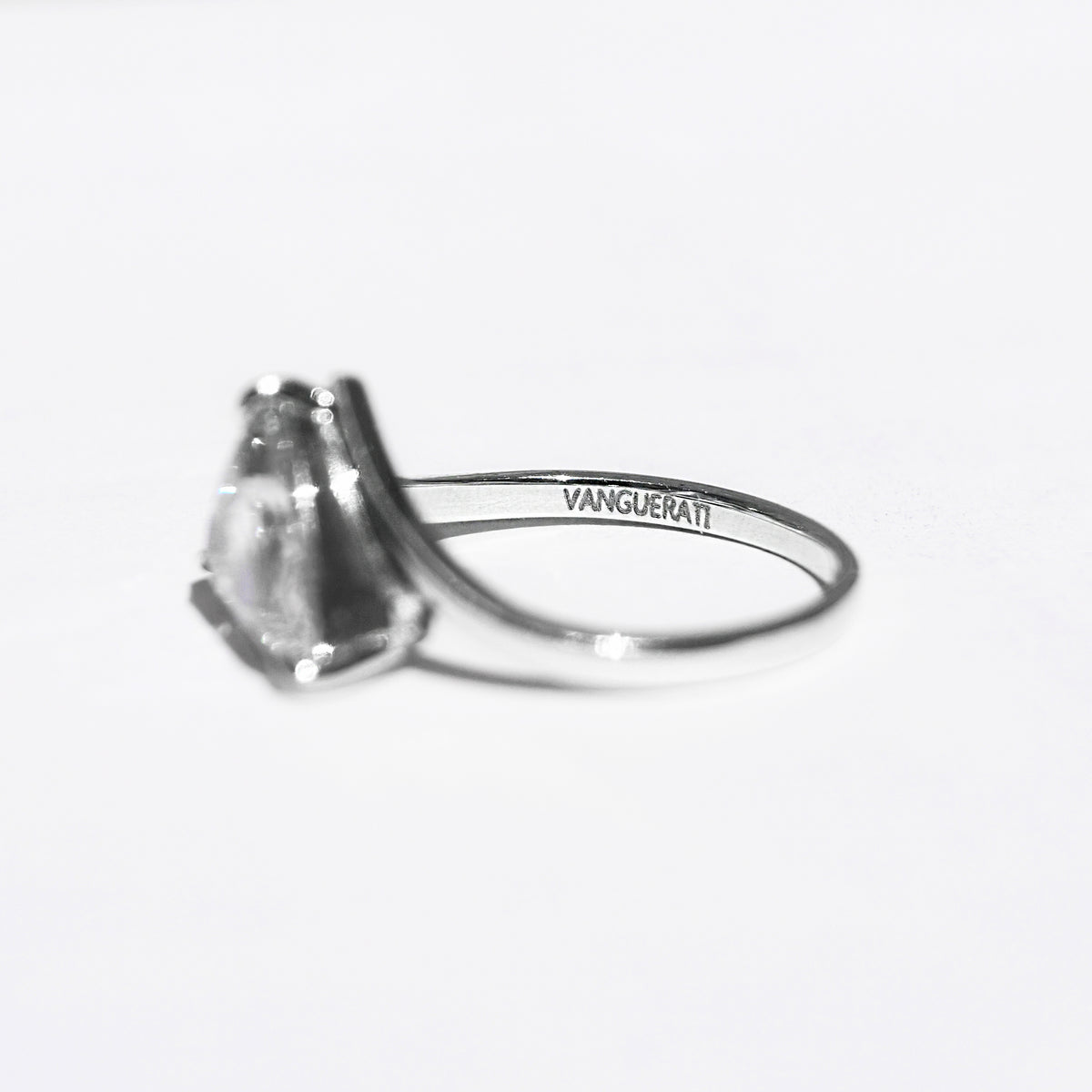 Victoria ring: white gold with 2ct diamond – Victoria White