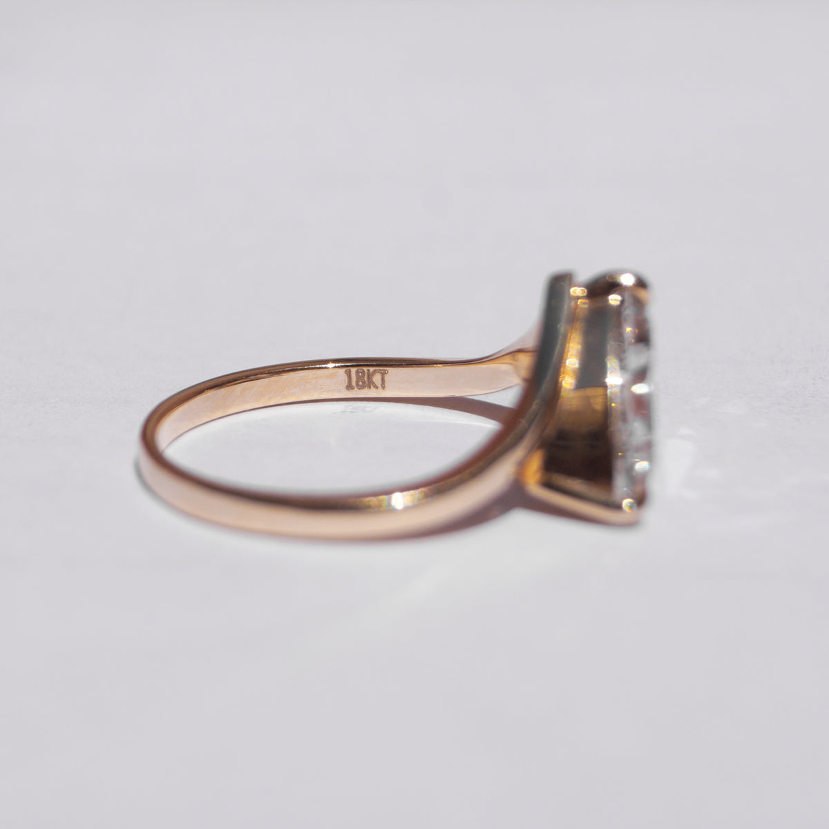 Victoria ring: yellow gold with 2ct diamond – V Shaped Victoria Ring