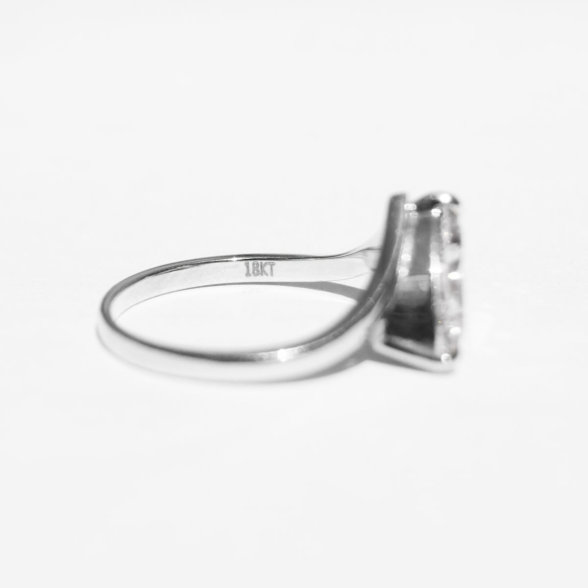 Victoria ring: white gold with 2ct diamond – Victoria White