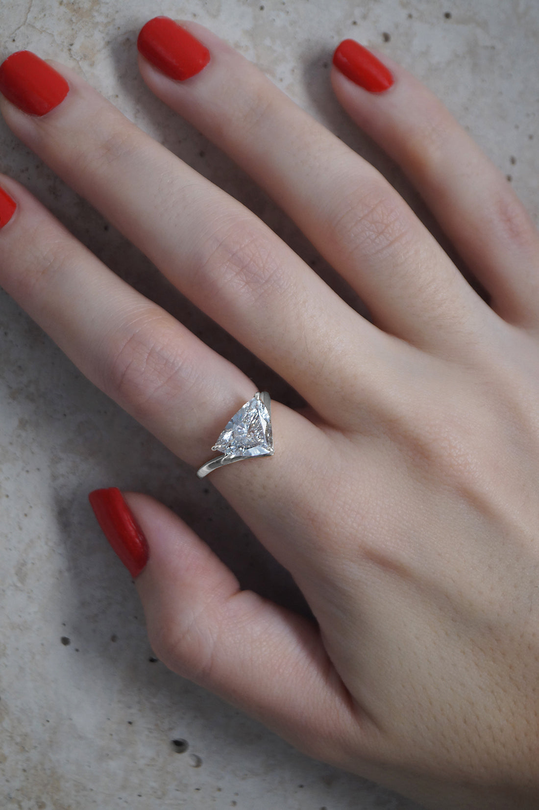 Victoria ring: white gold with 2ct diamond – Victoria White6Baja