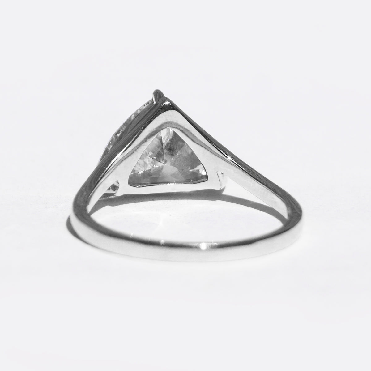 Victoria ring: white gold with 2ct diamond – Victoria White