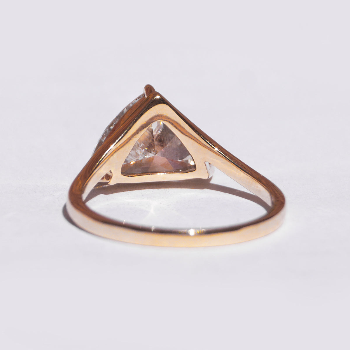 Victoria ring: yellow gold with 2ct diamond – V Shaped Victoria Ring
