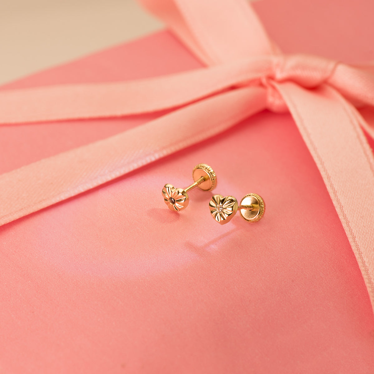 Gold stud heart earrings: 18 kt yellow gold – 21307A