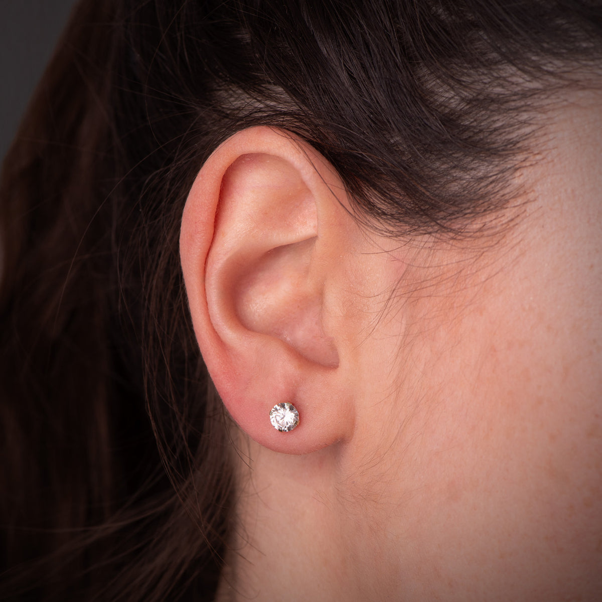 Gold stud earrings: 18 kt white gold – N5692 5A