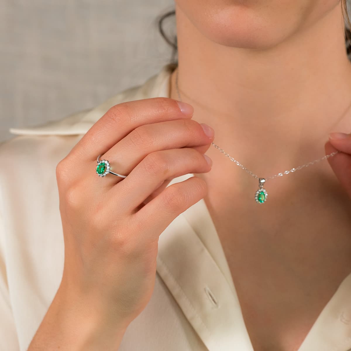 Oval emerald ring: 18kt white gold 0.75ct emerald and 0.29ct diamonds – 1695 2Esb