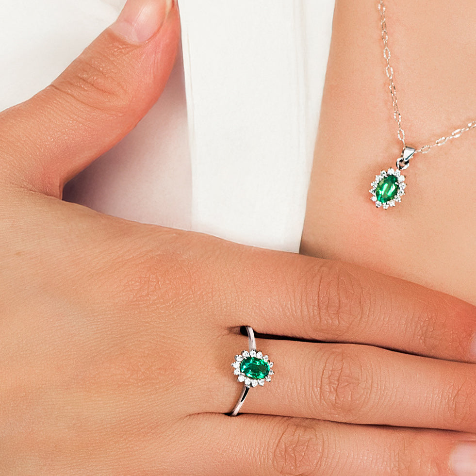 Oval emerald ring: 18kt white gold 0.75ct emerald and 0.29ct diamonds