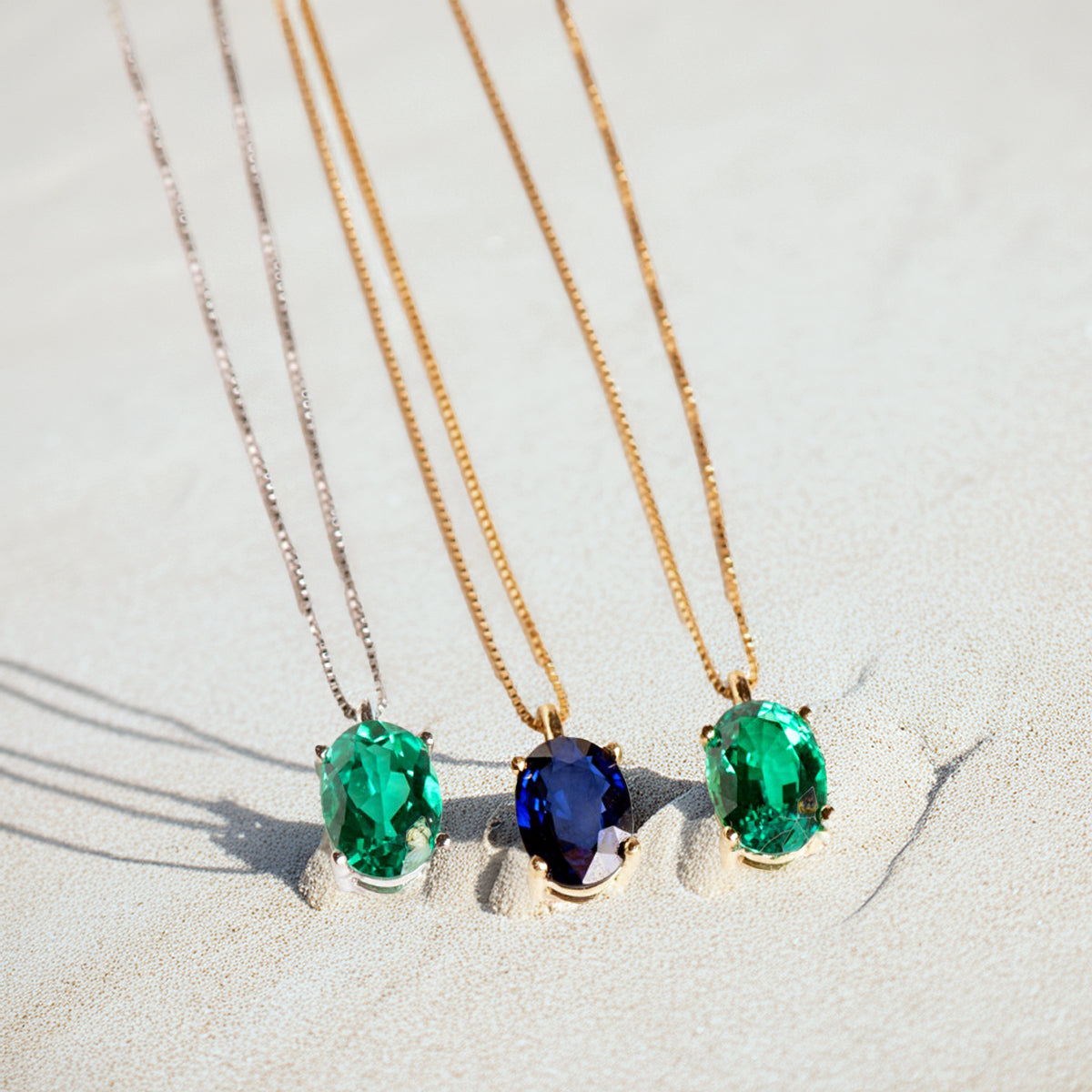 Oval emerald necklace: 18 kt yellow gold with 0.79ct emerald – Gargantilla Esmeralda Nora Oro Blanco 18K