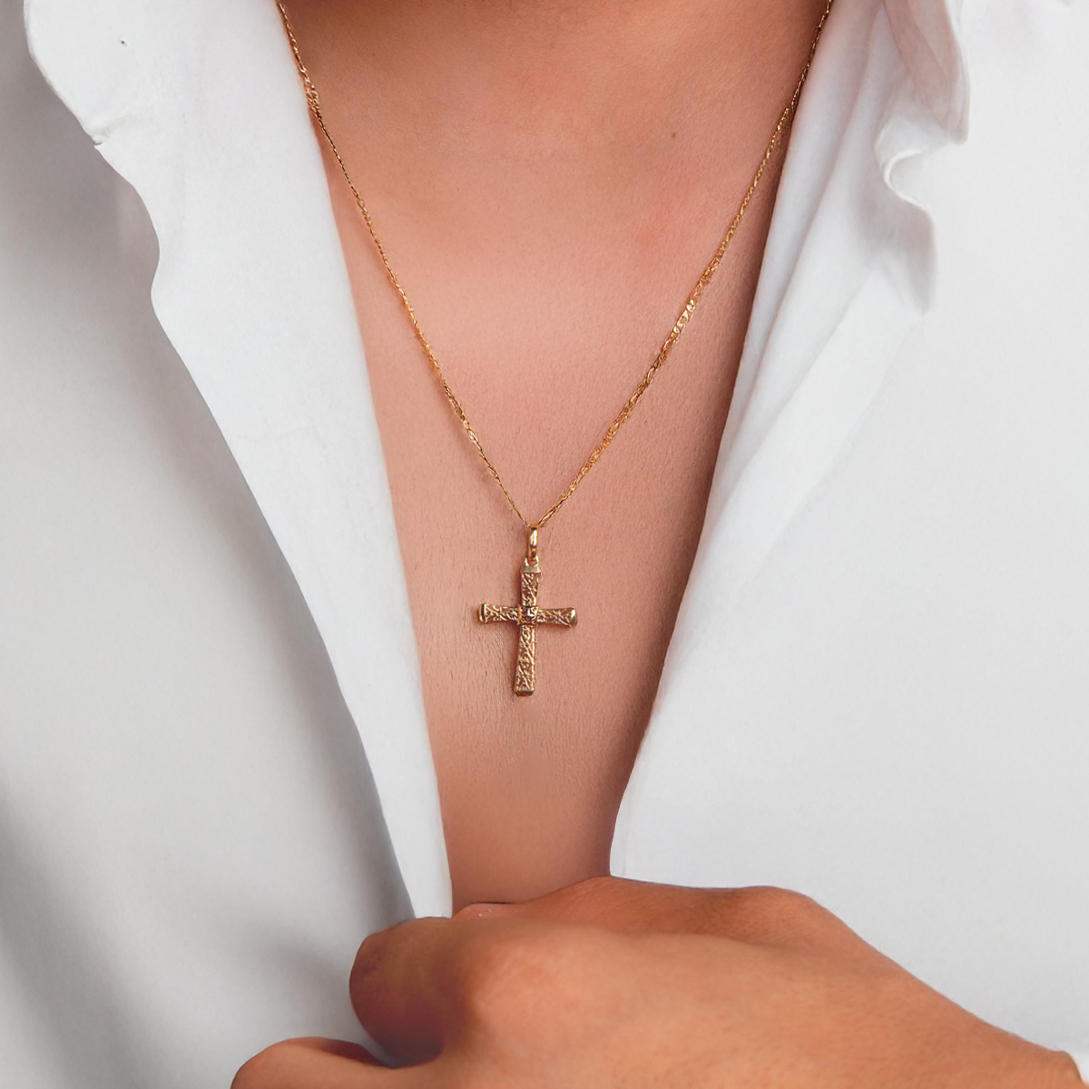 Openwork filigree cross pendant: 18 kt yellow gold