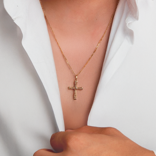 Openwork filigree cross pendant: 18 kt yellow gold