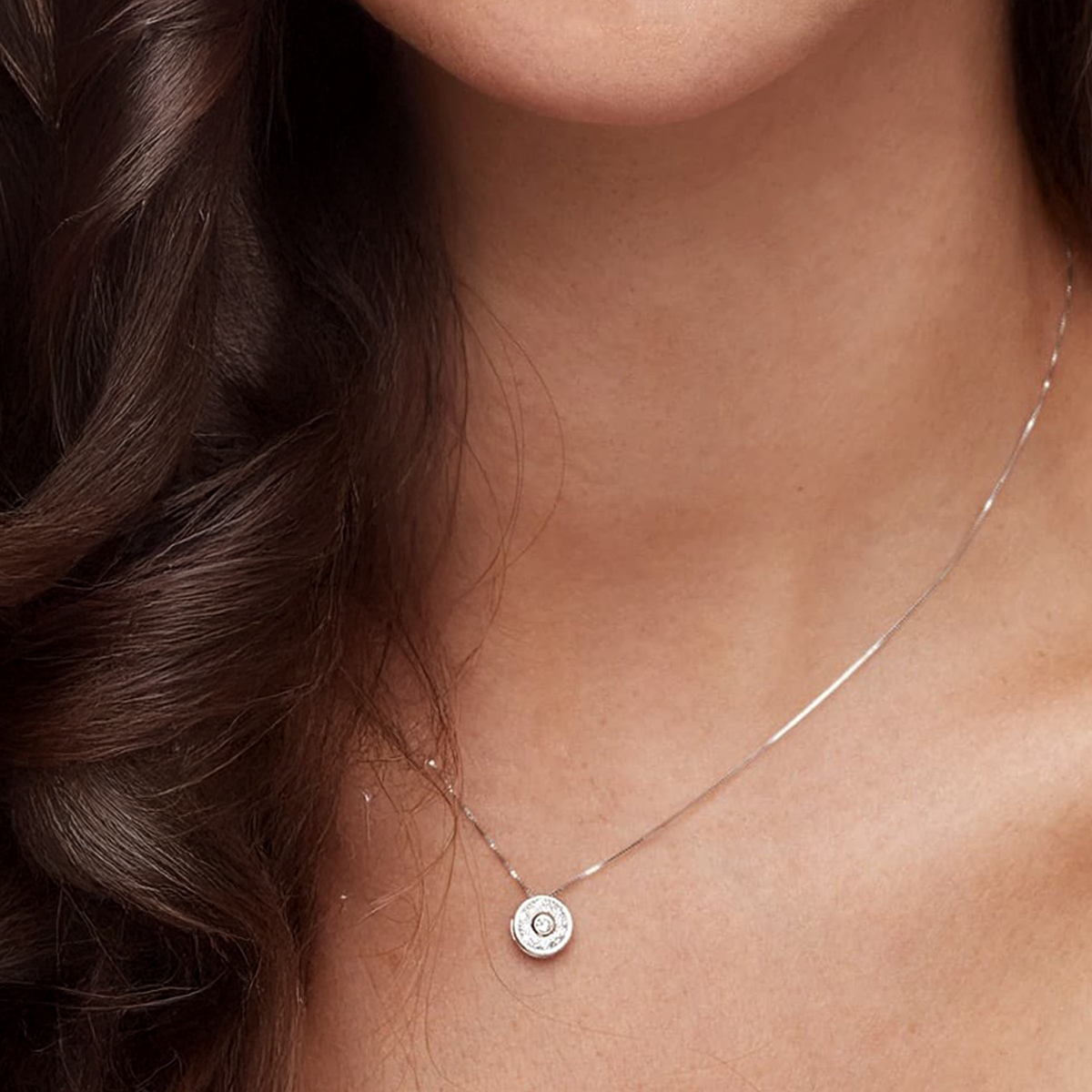 Greek necklace: 18 kt white gold