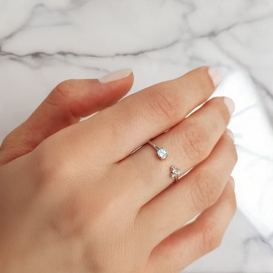 Open aquamarine ring: 18 kt white gold with diamonds