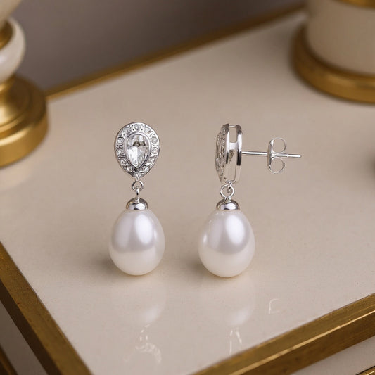 Teardrop earrings: 18 kt white gold