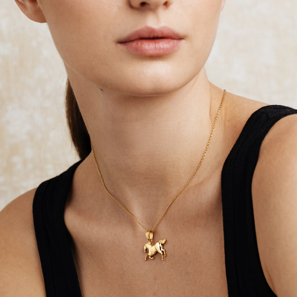 Running horse pendant: 18 kt yellow gold – Horse Necklace