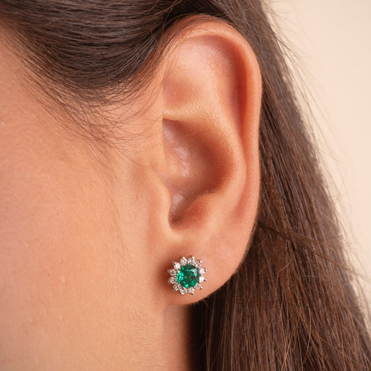 Round emerald earrings: 18 kt white gold with 0.96 emeralds and 0,34ct diamonds