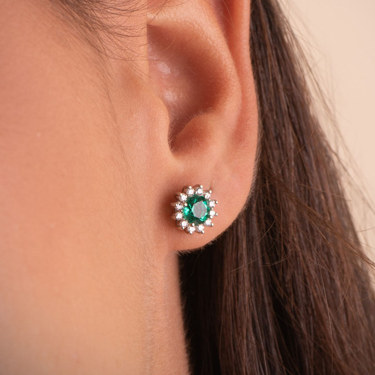 Round emerald earrings: 18 kt white gold with 0.96 emeralds and 0,34ct diamonds – Pendientes Oro Blanco 18K Diamantes Y Esmeralda