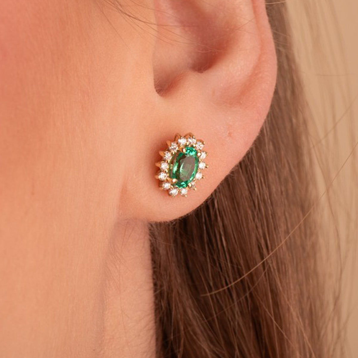 Oval emerald earrings: 18 kt yellow gold with 0,78 emeralds and 0,28ct diamonds
