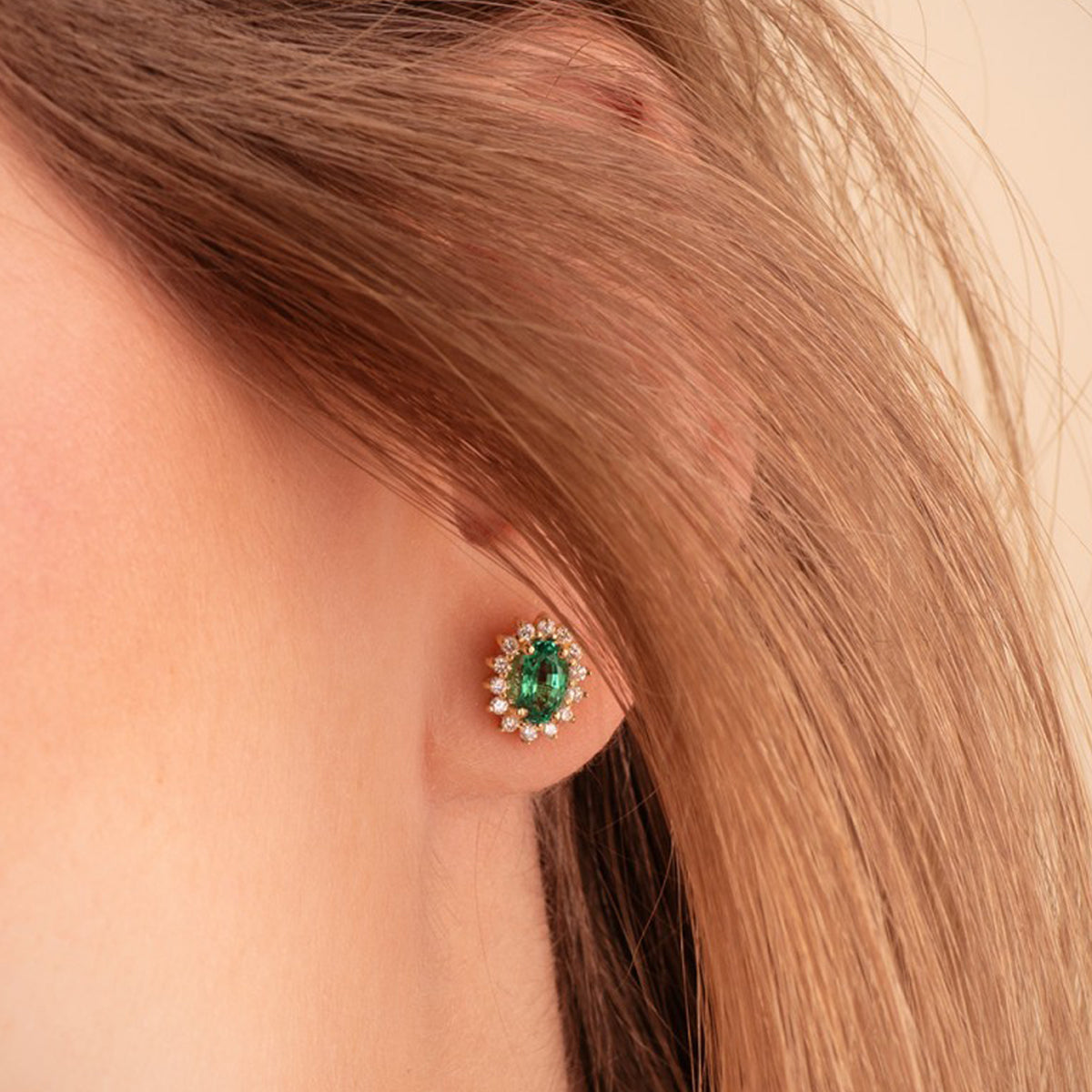 Oval emerald earrings: 18 kt yellow gold with 0,78 emeralds and 0,28ct diamonds – Pendientes Esmeralda Y Diamantes Oro Amarillo 18K